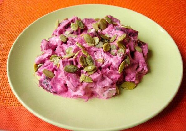 Beetroot salad with pumpkin seeds and protects against prostatitis